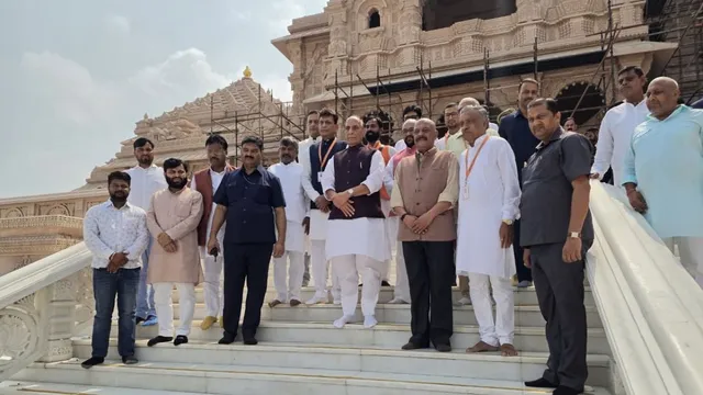 अयोध्या में रक्षा मंत्री राजनाथ सिंह ने किए रामलला के दर्शन, व्यवस्थाओं और निर्माण कार्यों की ली जानकारी