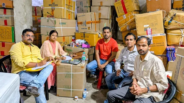 समस्तीपुर में पटाखा कारोबारियों पर GST की छापेमारी, स्टॉक में गड़बड़ी और कर चोरी की जांच
