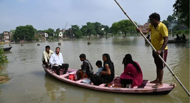 गोरखपुर में राप्ती-सरयू का रौद्र रूप, 35 गांव बाढ़ की चपेट में; घरों में घुसा पानी