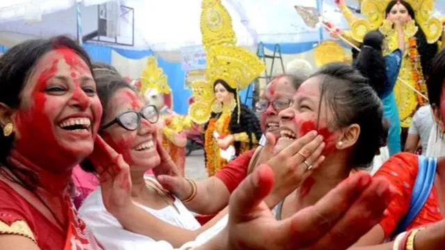 भागलपुर में महिलाएं एक-दूसरे को लगाती हैं सिंदूर, नम आंखों से होती है मां दुर्गा की मायके से विदाई