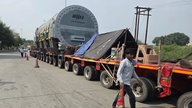 162 टायर वाले ‘बाहुबली’ ट्रक के संचालन में लगा 15 लोगों का स्टाफ, 20 घंटे बाद एक्सप्रेस-वे पर मिली एंट्री